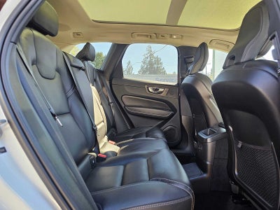 2024 Volvo XC60 Recharge Plug-In Hybrid Ultimate Dark Theme