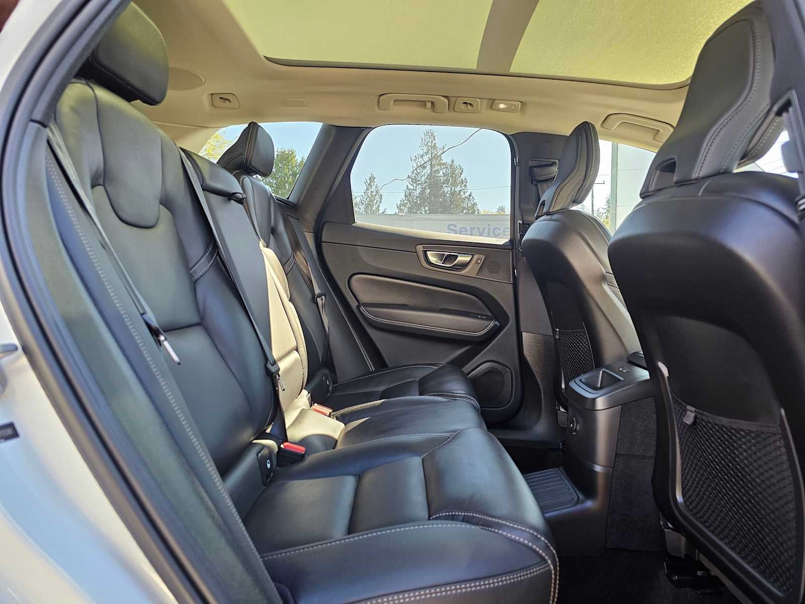 2024 Volvo XC60 Recharge Plug-In Hybrid Ultimate Dark Theme