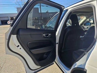 2024 Volvo XC60 Recharge Plug-In Hybrid Ultimate Dark Theme