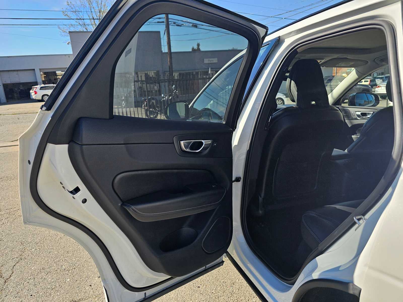 2024 Volvo XC60 Recharge Plug-In Hybrid Ultimate Dark Theme