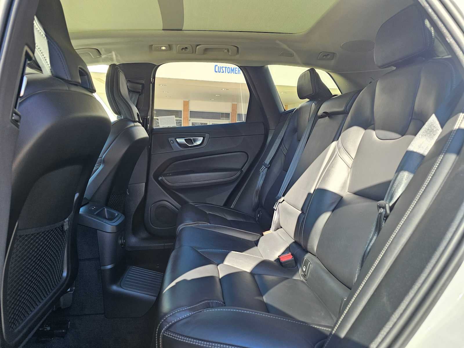 2024 Volvo XC60 Recharge Plug-In Hybrid Ultimate Dark Theme