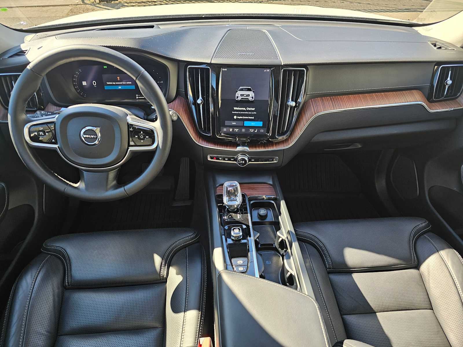 2024 Volvo XC60 Recharge Plug-In Hybrid Ultimate Dark Theme