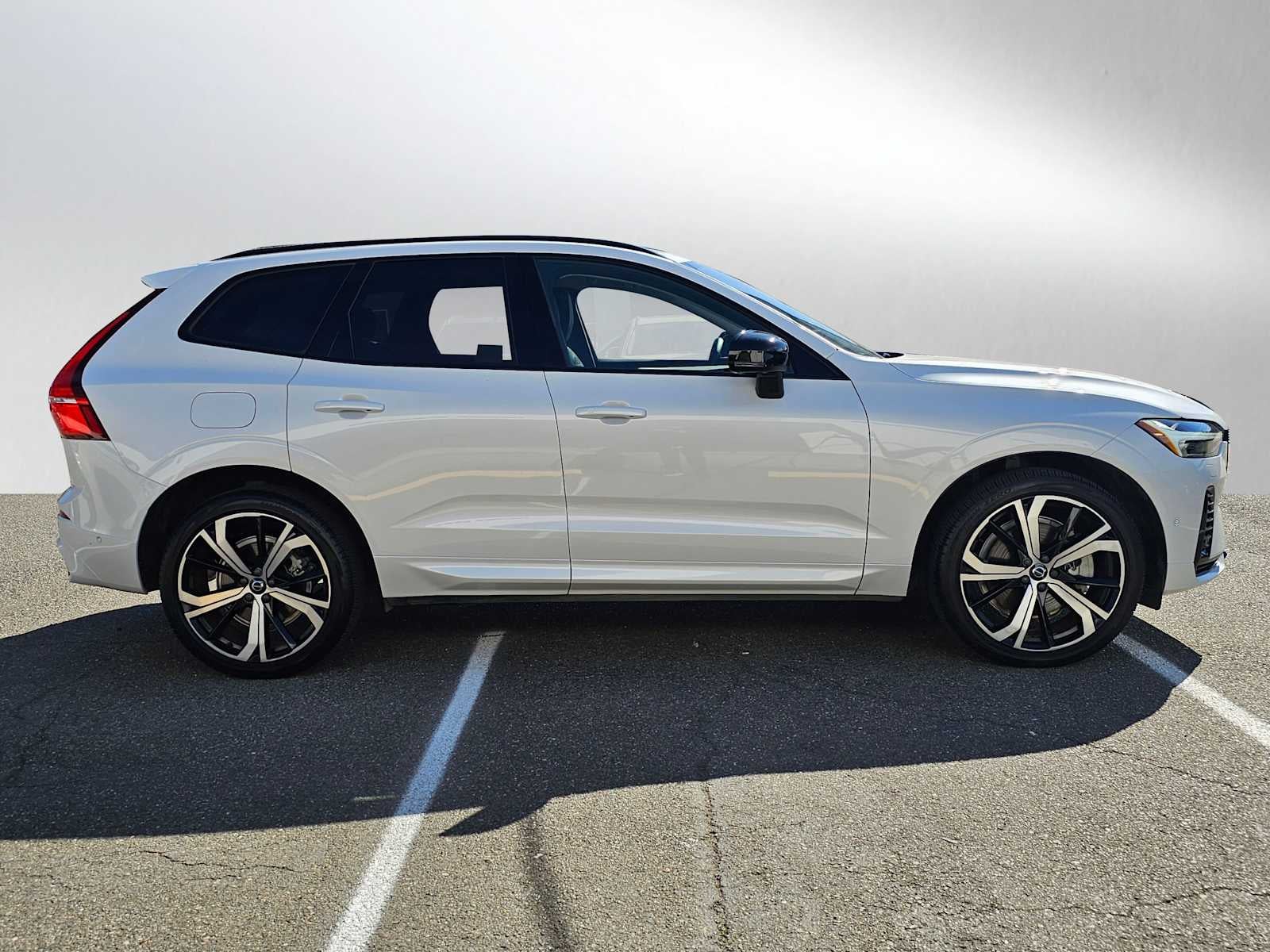 2024 Volvo XC60 Recharge Plug-In Hybrid Ultimate Dark Theme