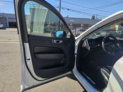 2024 Volvo XC60 Recharge Plug-In Hybrid Ultimate Dark Theme