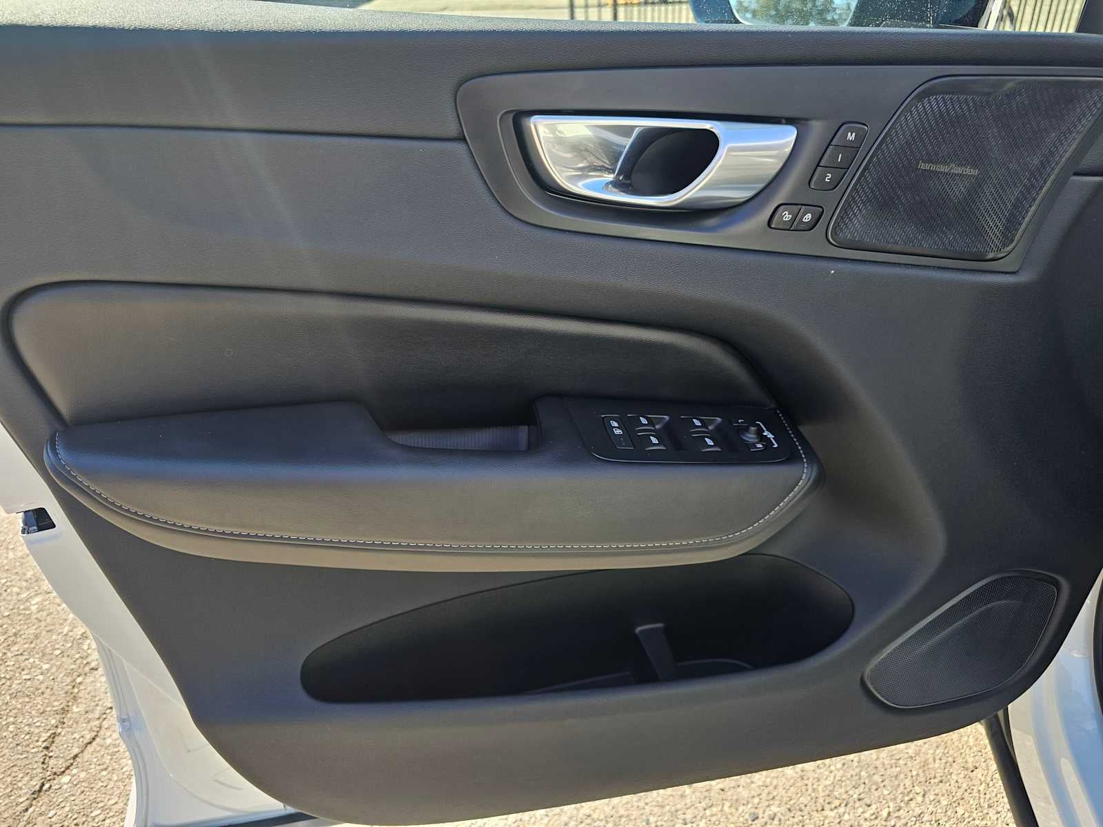 2024 Volvo XC60 Recharge Plug-In Hybrid Ultimate Dark Theme