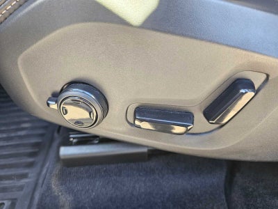 2024 Volvo XC60 Recharge Plug-In Hybrid Ultimate Dark Theme