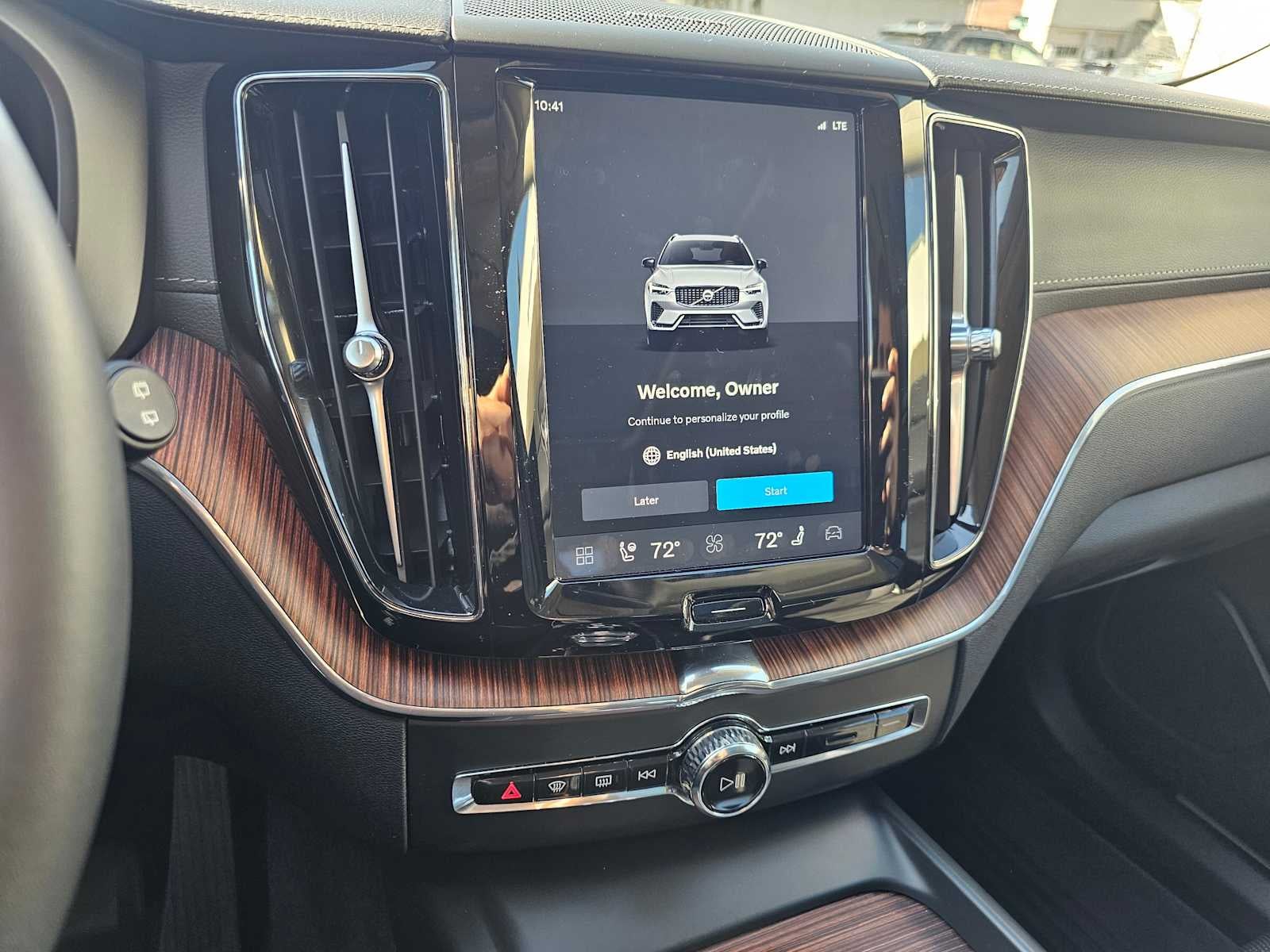 2024 Volvo XC60 Recharge Plug-In Hybrid Ultimate Dark Theme