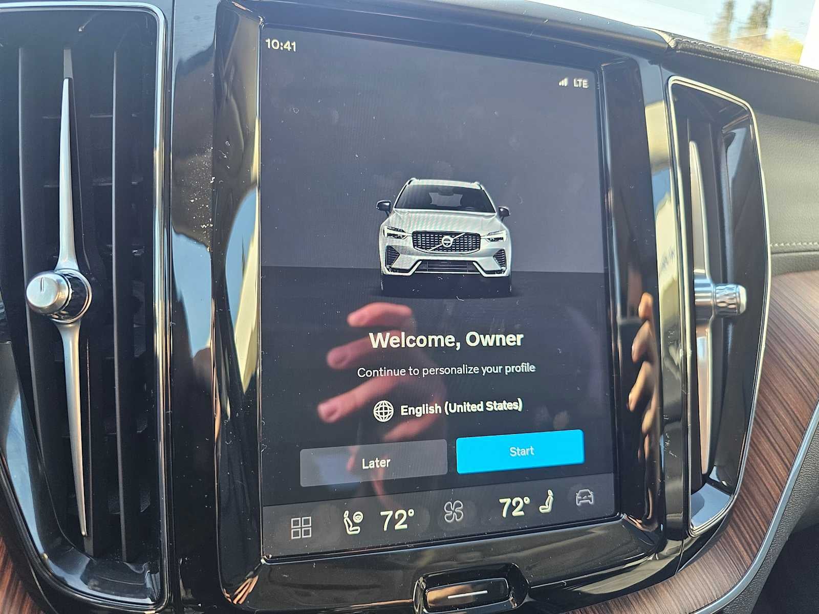 2024 Volvo XC60 Recharge Plug-In Hybrid Ultimate Dark Theme