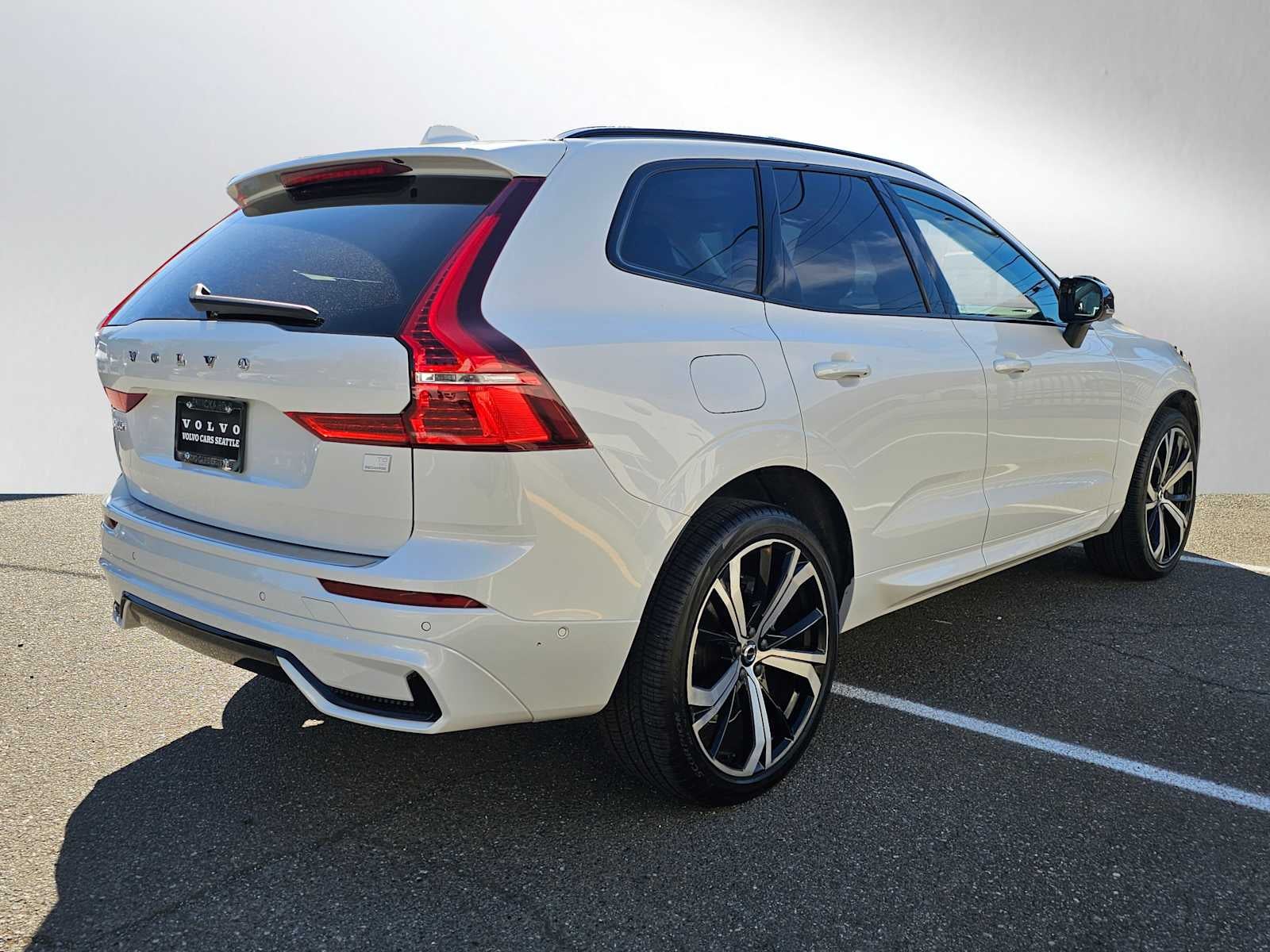 2024 Volvo XC60 Recharge Plug-In Hybrid Ultimate Dark Theme
