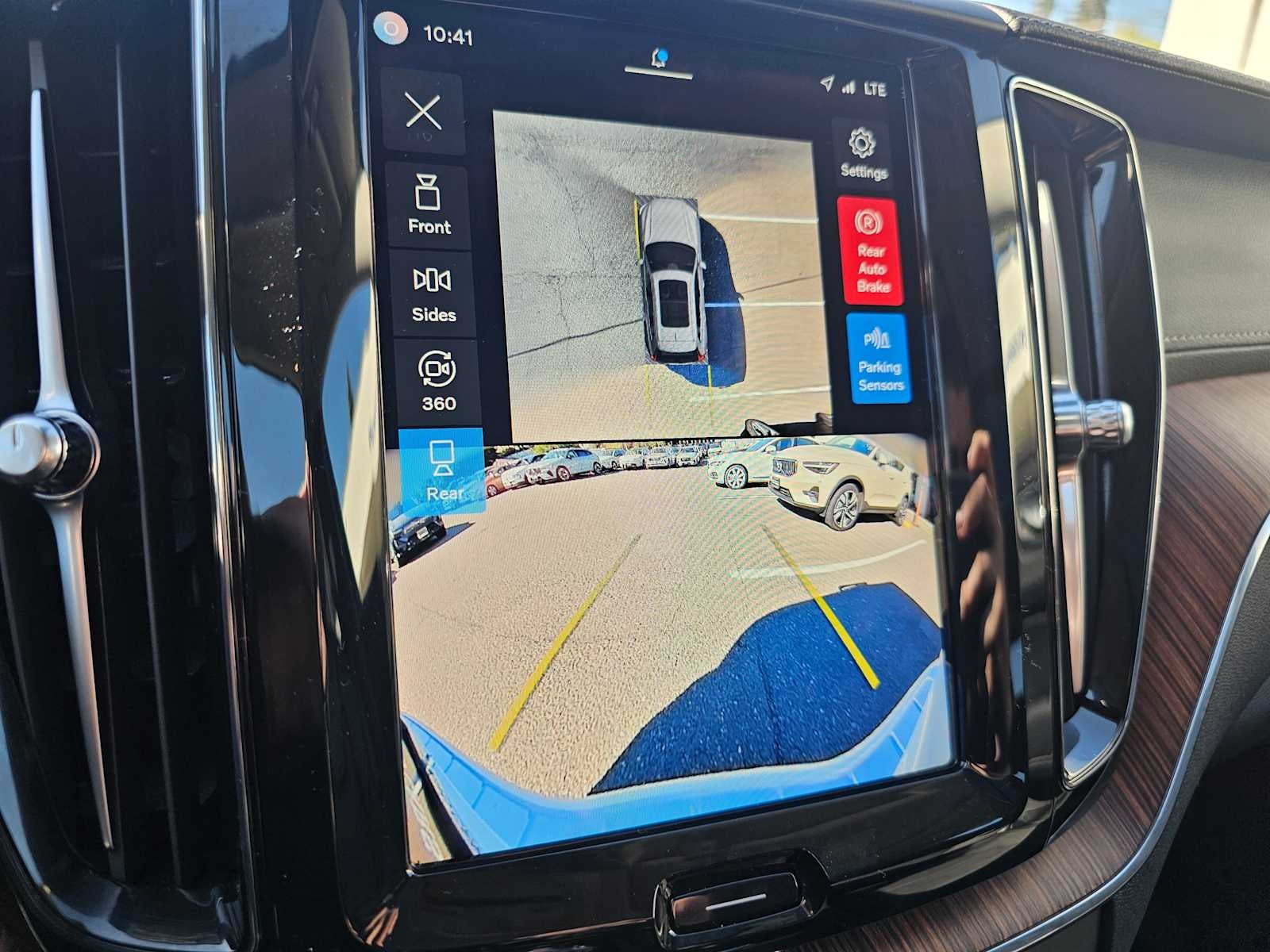 2024 Volvo XC60 Recharge Plug-In Hybrid Ultimate Dark Theme