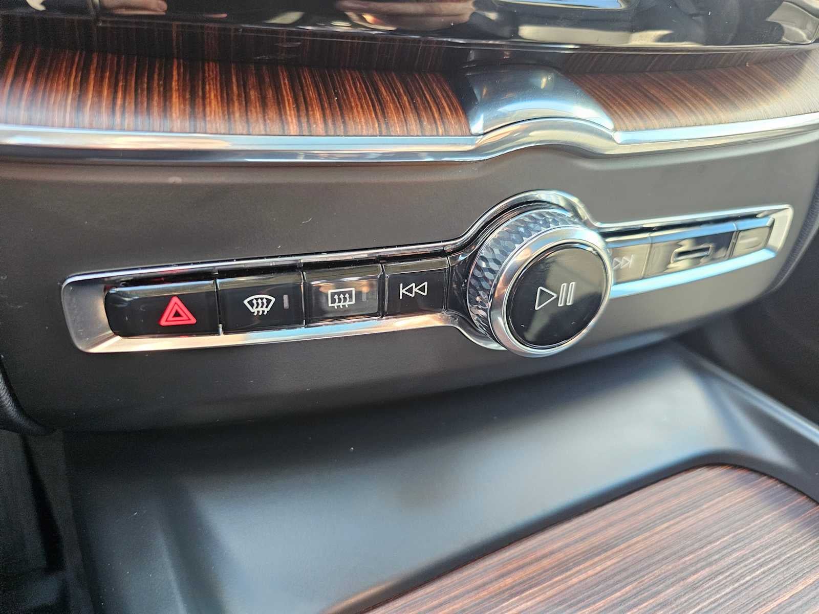 2024 Volvo XC60 Recharge Plug-In Hybrid Ultimate Dark Theme