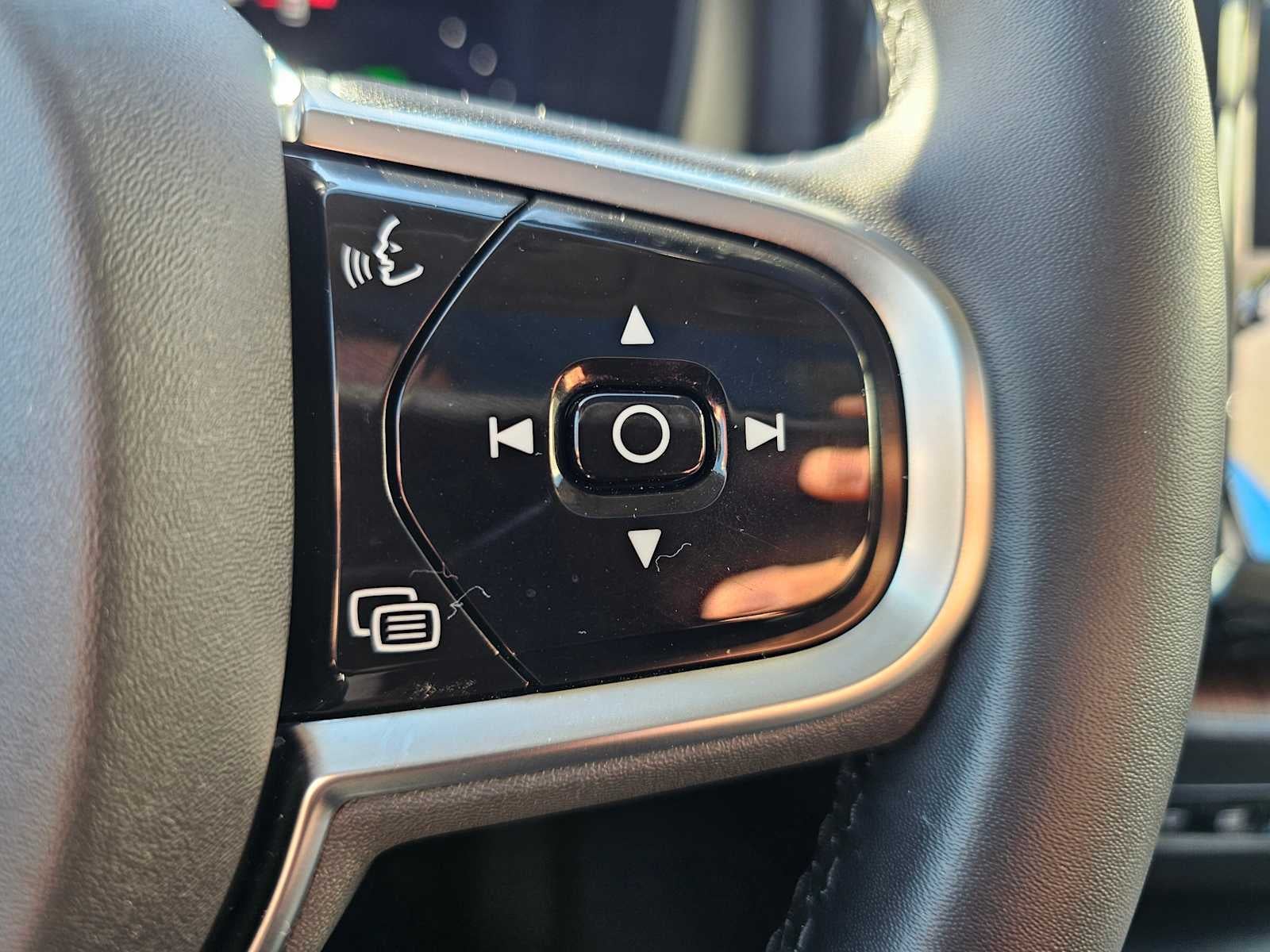 2024 Volvo XC60 Recharge Plug-In Hybrid Ultimate Dark Theme