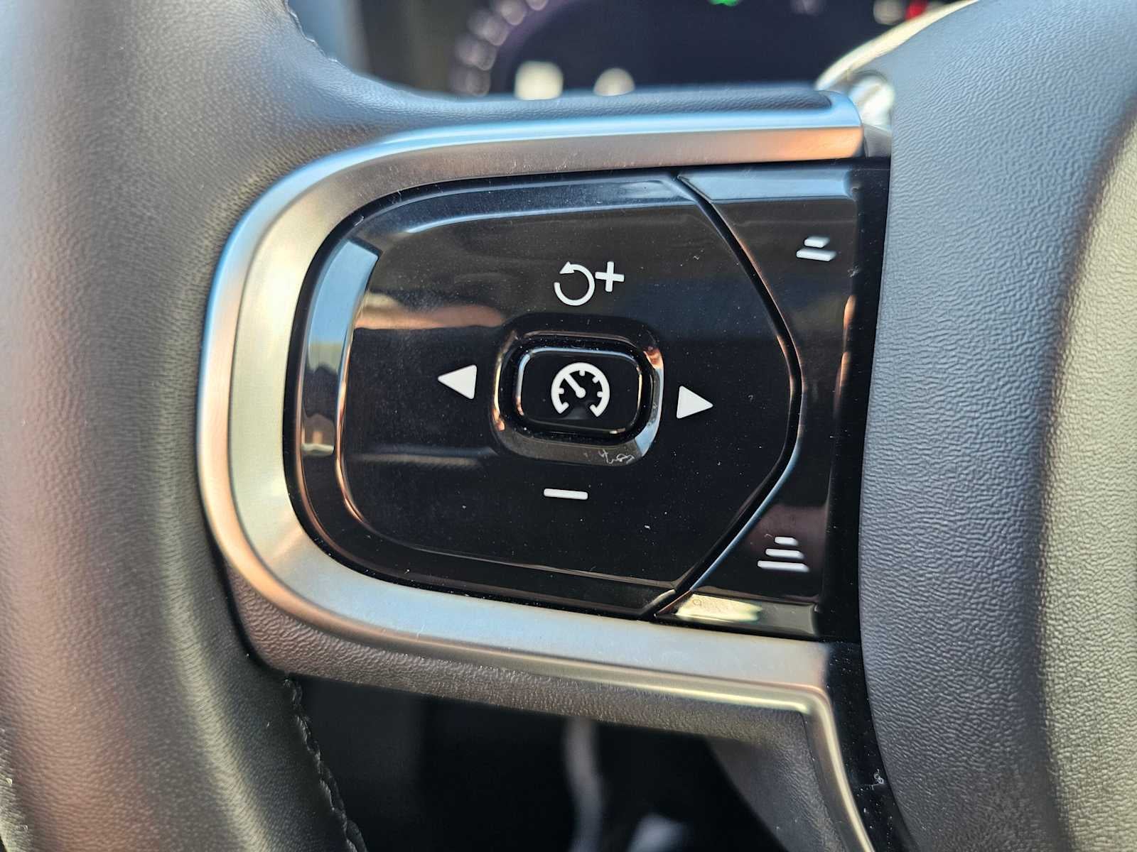 2024 Volvo XC60 Recharge Plug-In Hybrid Ultimate Dark Theme