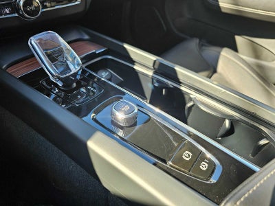 2024 Volvo XC60 Recharge Plug-In Hybrid Ultimate Dark Theme