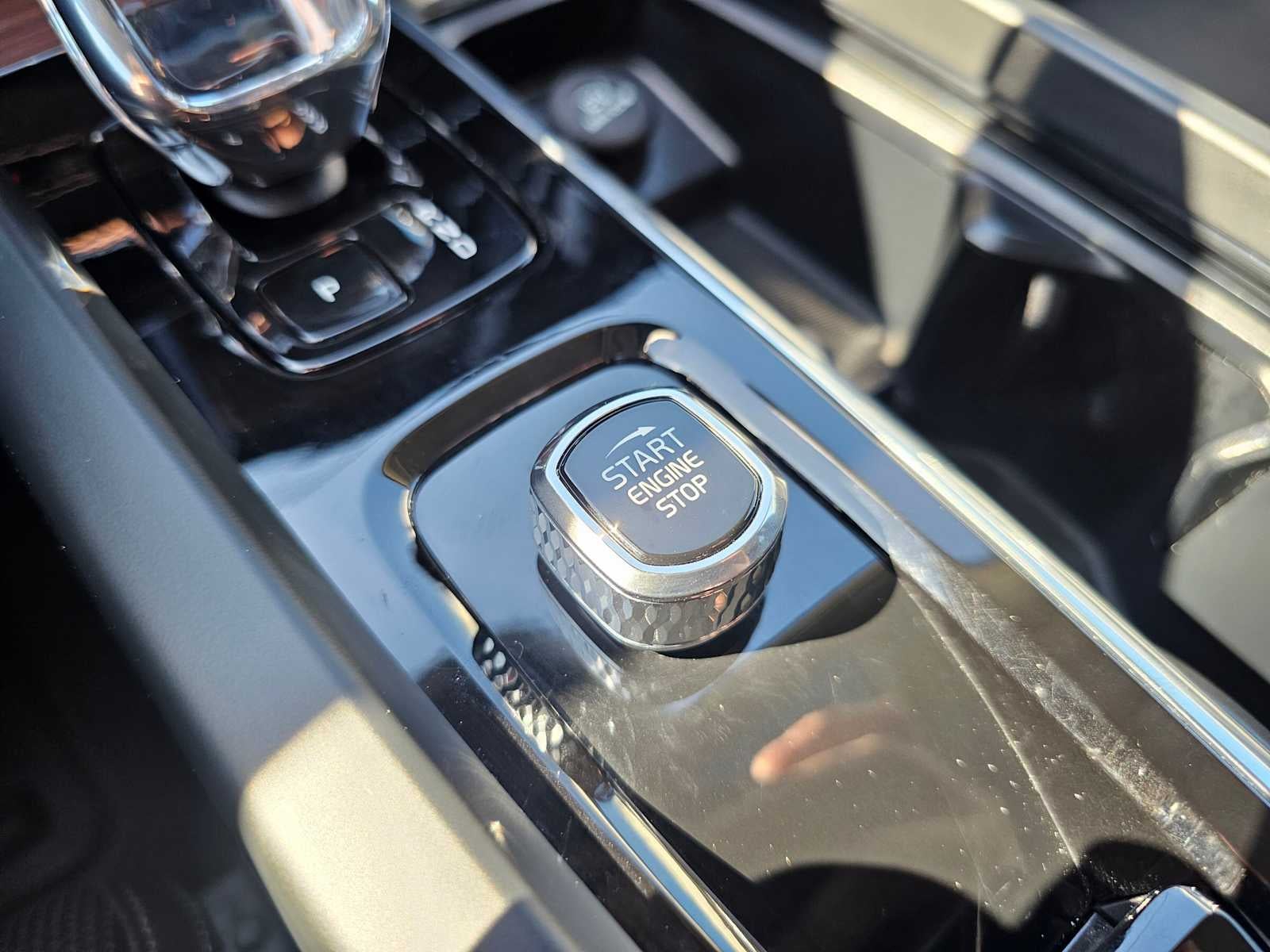 2024 Volvo XC60 Recharge Plug-In Hybrid Ultimate Dark Theme