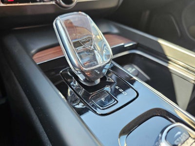 2024 Volvo XC60 Recharge Plug-In Hybrid Ultimate Dark Theme