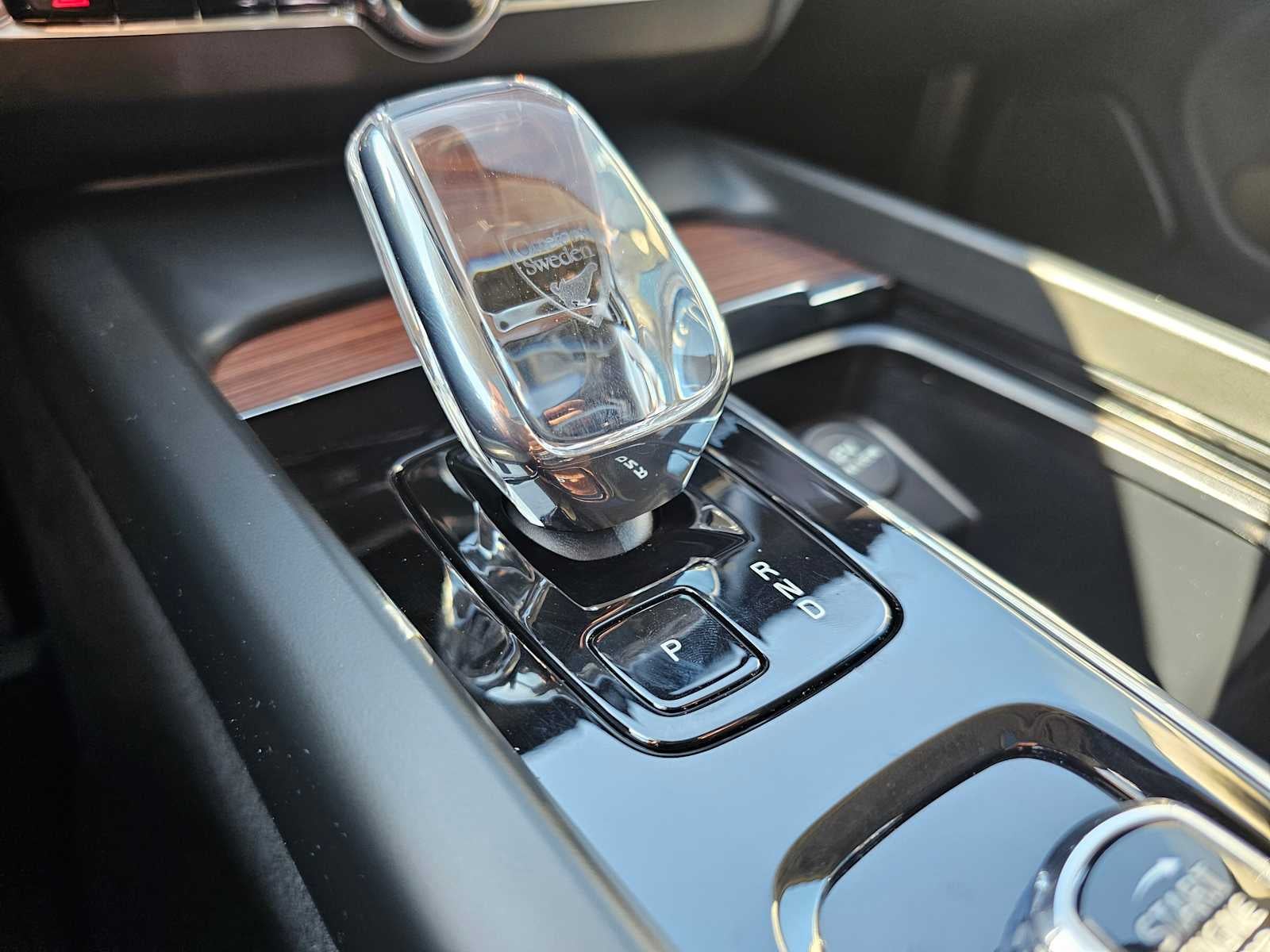 2024 Volvo XC60 Recharge Plug-In Hybrid Ultimate Dark Theme