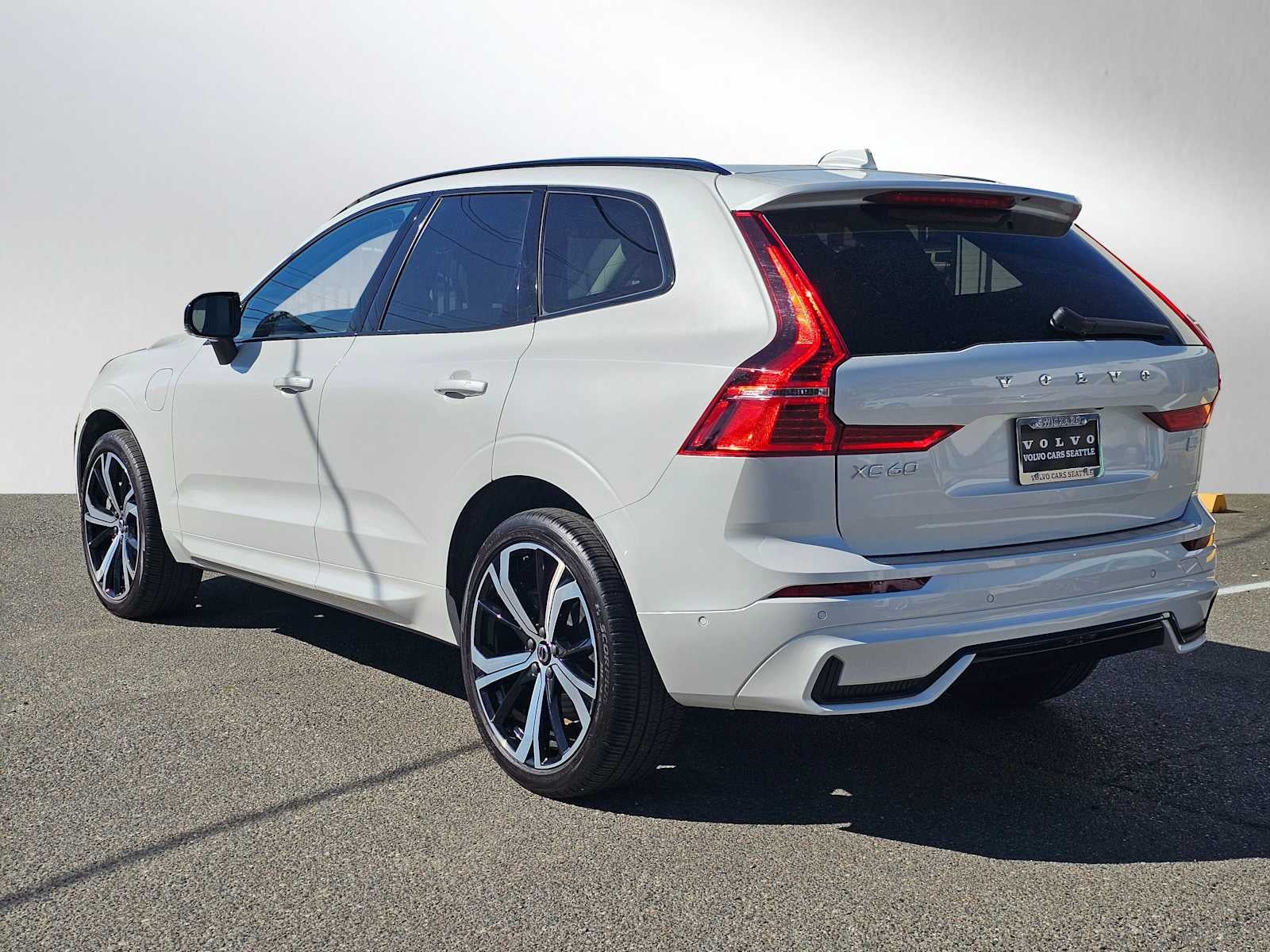 2024 Volvo XC60 Recharge Plug-In Hybrid Ultimate Dark Theme