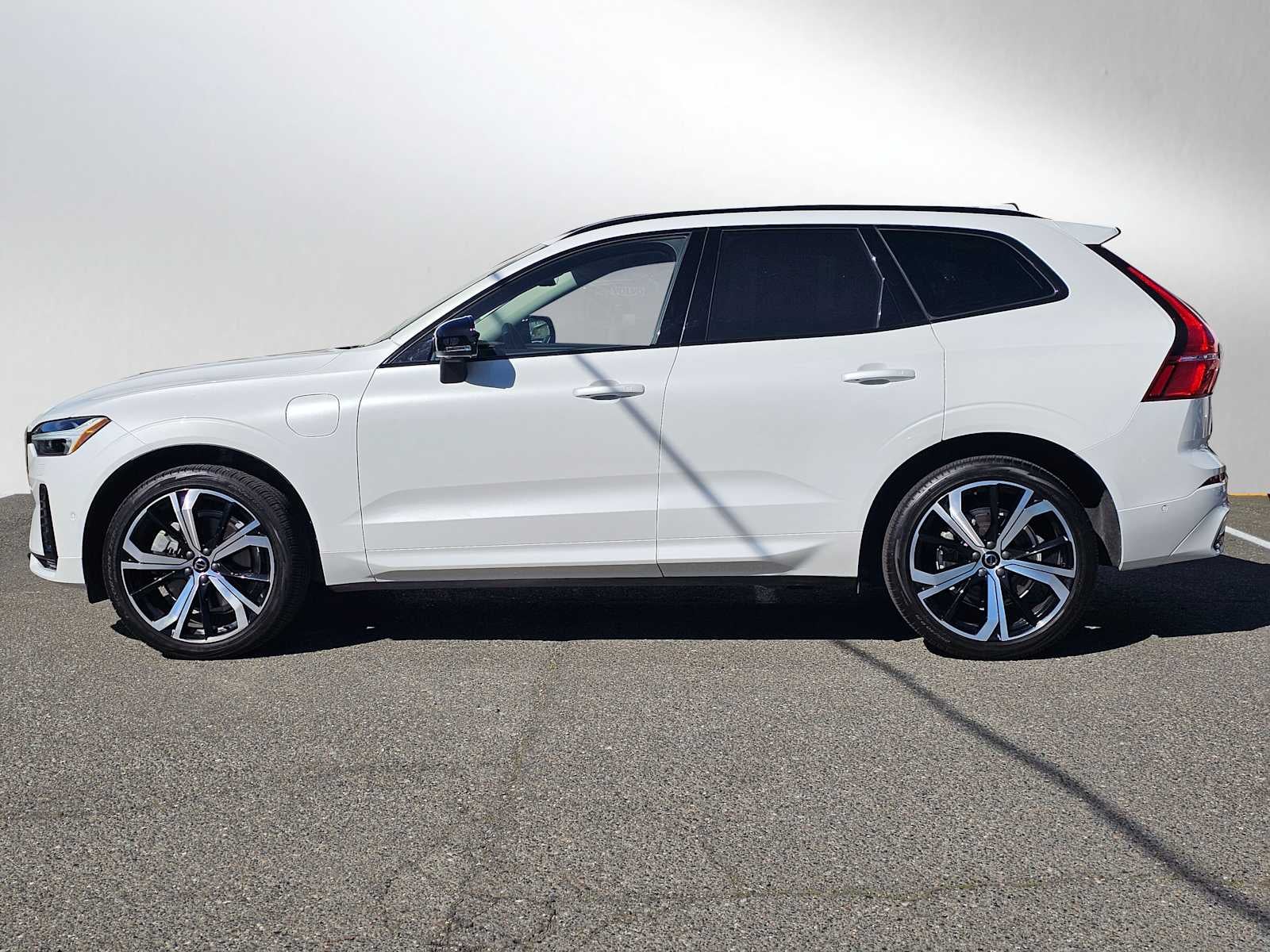 2024 Volvo XC60 Recharge Plug-In Hybrid Ultimate Dark Theme