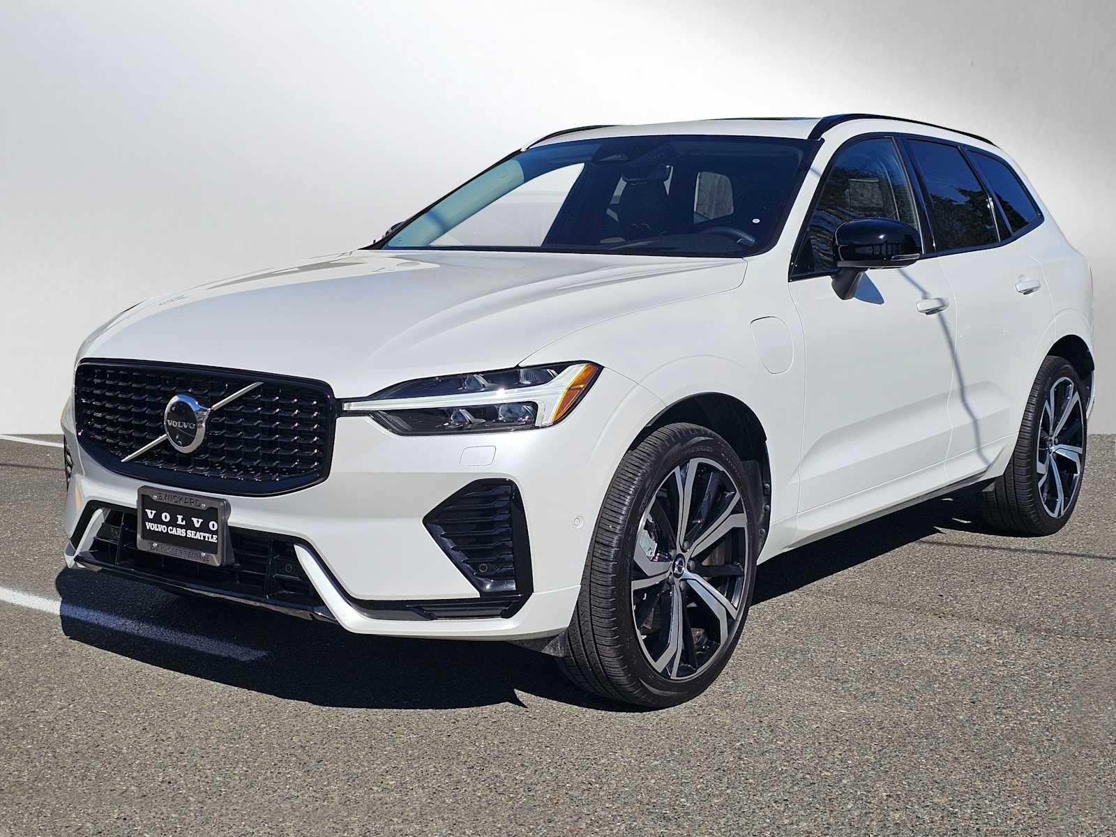 2024 Volvo XC60 Recharge Plug-In Hybrid Ultimate Dark Theme