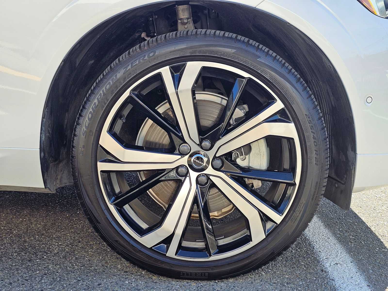 2024 Volvo XC60 Recharge Plug-In Hybrid Ultimate Dark Theme