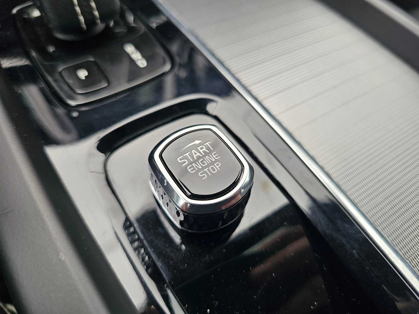 2022 Volvo XC60 Recharge Plug-In Hybrid R-Design
