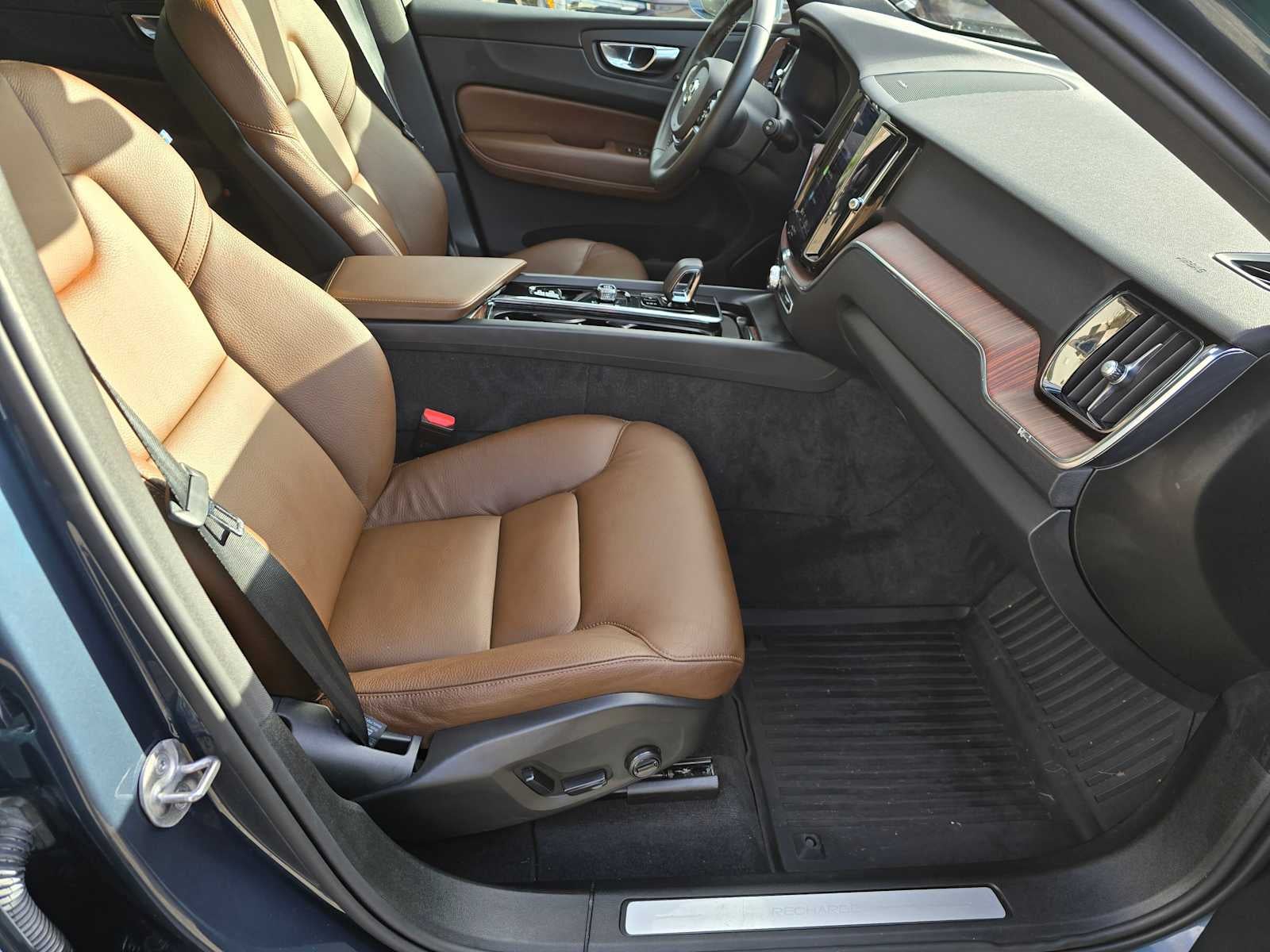 2023 Volvo XC60 Recharge Plug-In Hybrid Plus Bright Theme