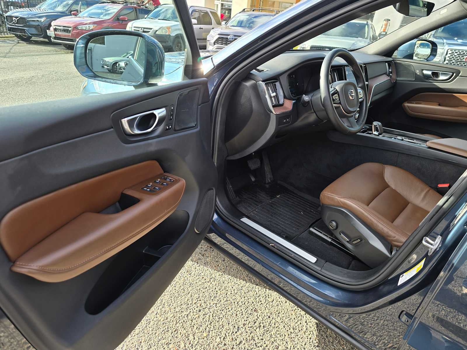 2023 Volvo XC60 Recharge Plug-In Hybrid Plus Bright Theme