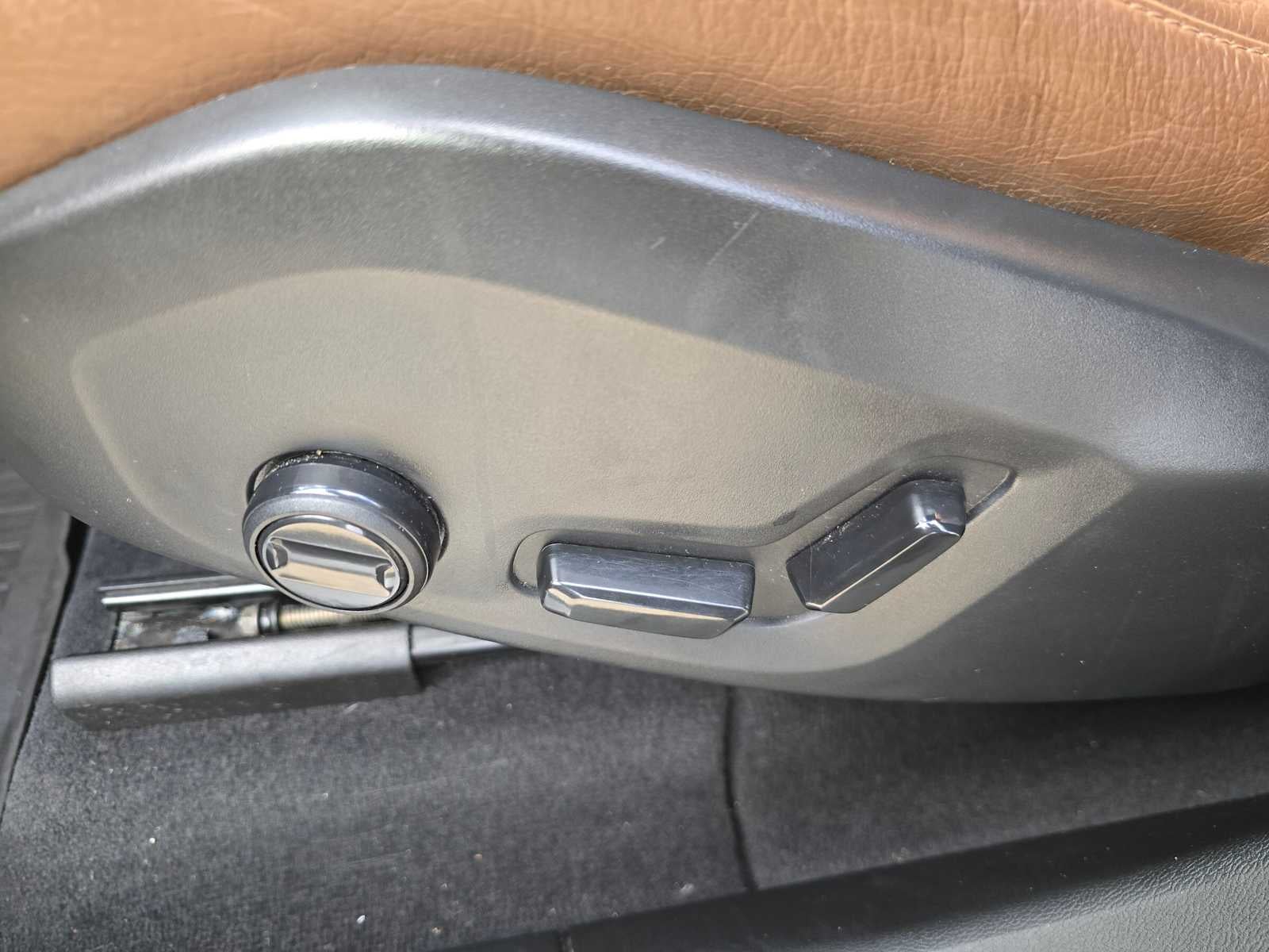 2023 Volvo XC60 Recharge Plug-In Hybrid Plus Bright Theme