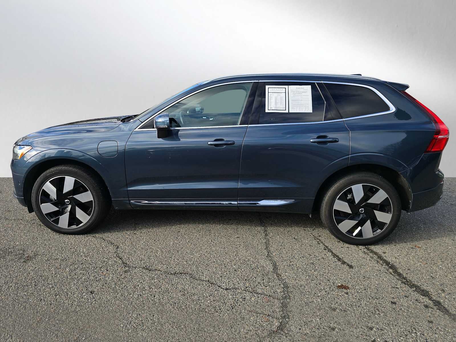 2023 Volvo XC60 Recharge Plug-In Hybrid Plus Bright Theme