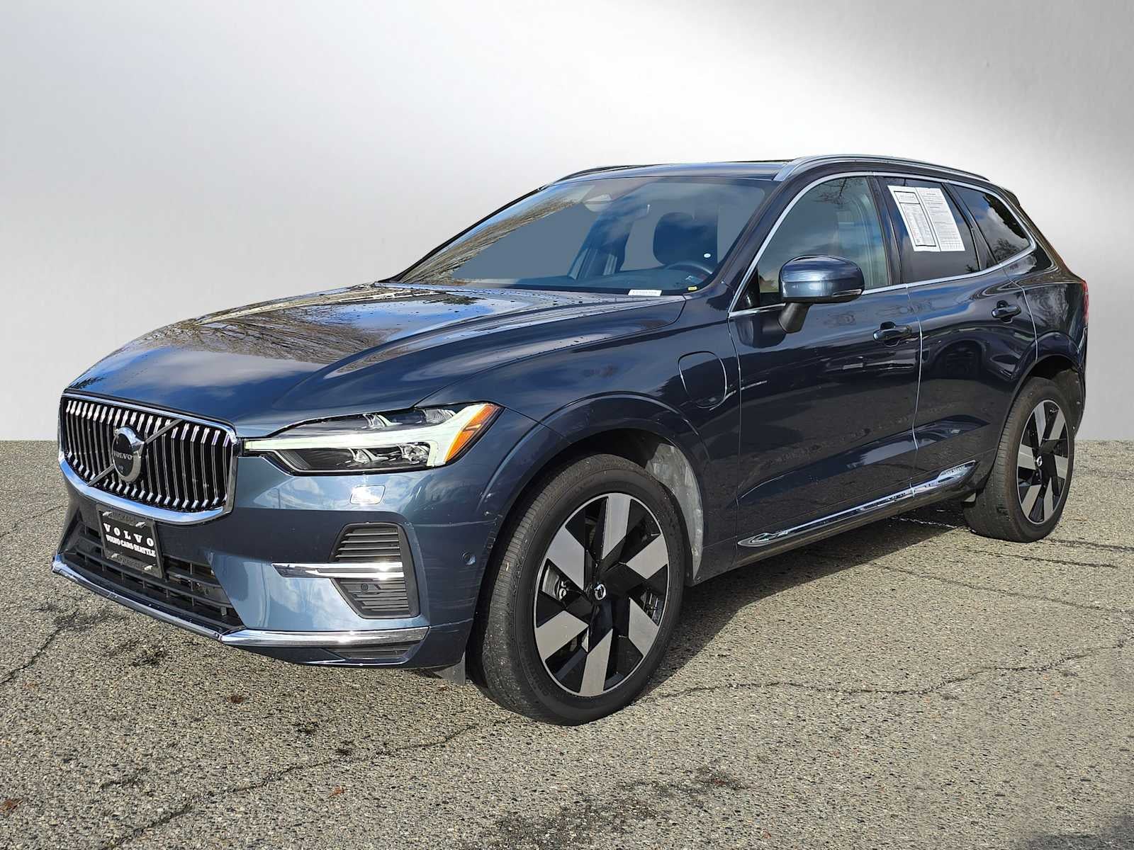 2023 Volvo XC60 Recharge Plug-In Hybrid Plus Bright Theme