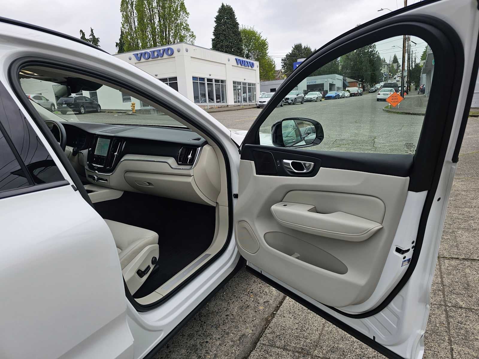 2023 Volvo XC60 Recharge Plug-In Hybrid Plus Dark Theme