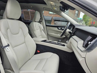 2023 Volvo XC60 Recharge Plug-In Hybrid Plus Dark Theme