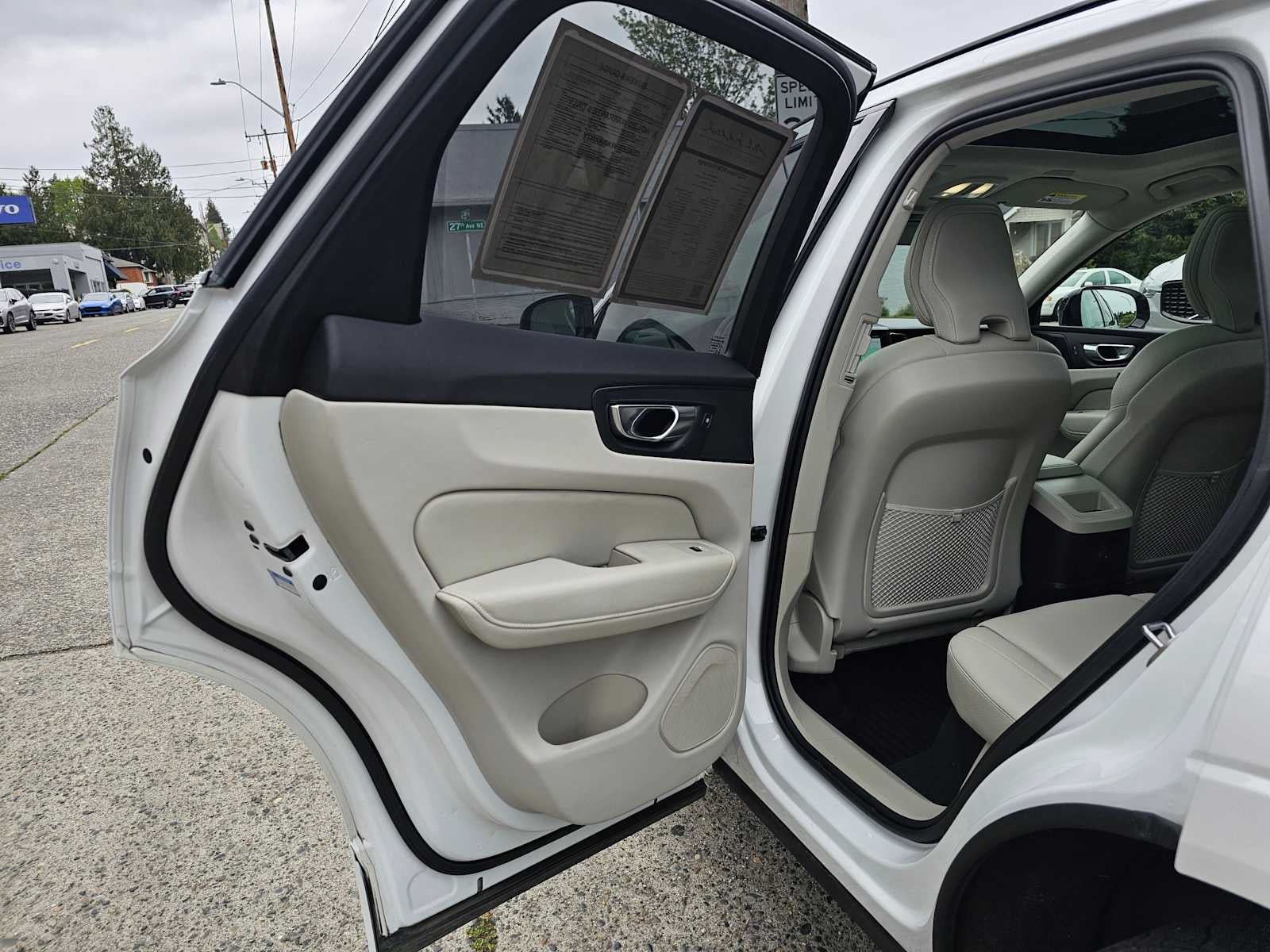 2023 Volvo XC60 Recharge Plug-In Hybrid Plus Dark Theme