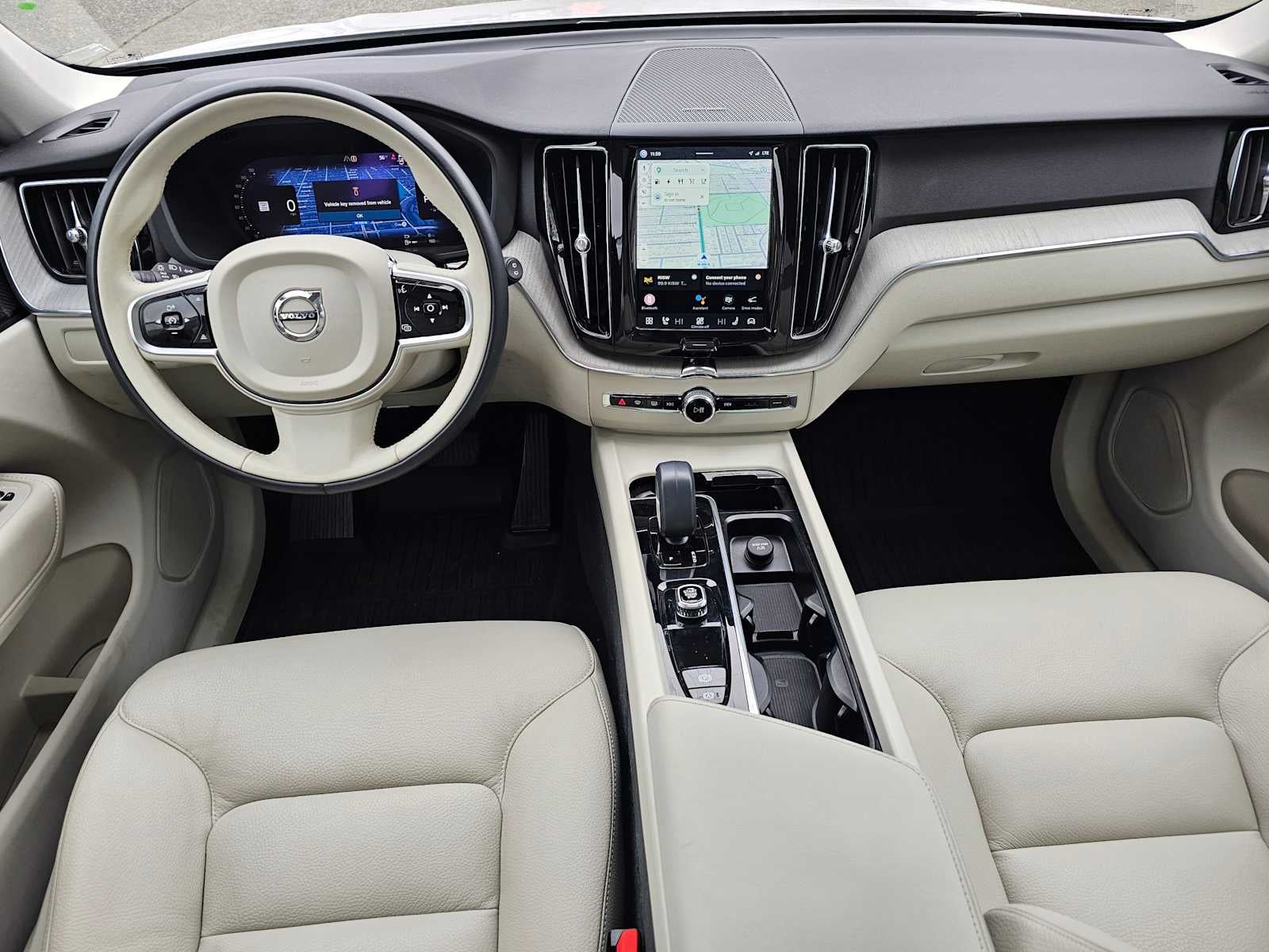 2023 Volvo XC60 Recharge Plug-In Hybrid Plus Dark Theme
