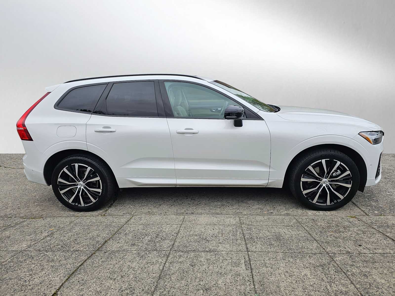 2023 Volvo XC60 Recharge Plug-In Hybrid Plus Dark Theme