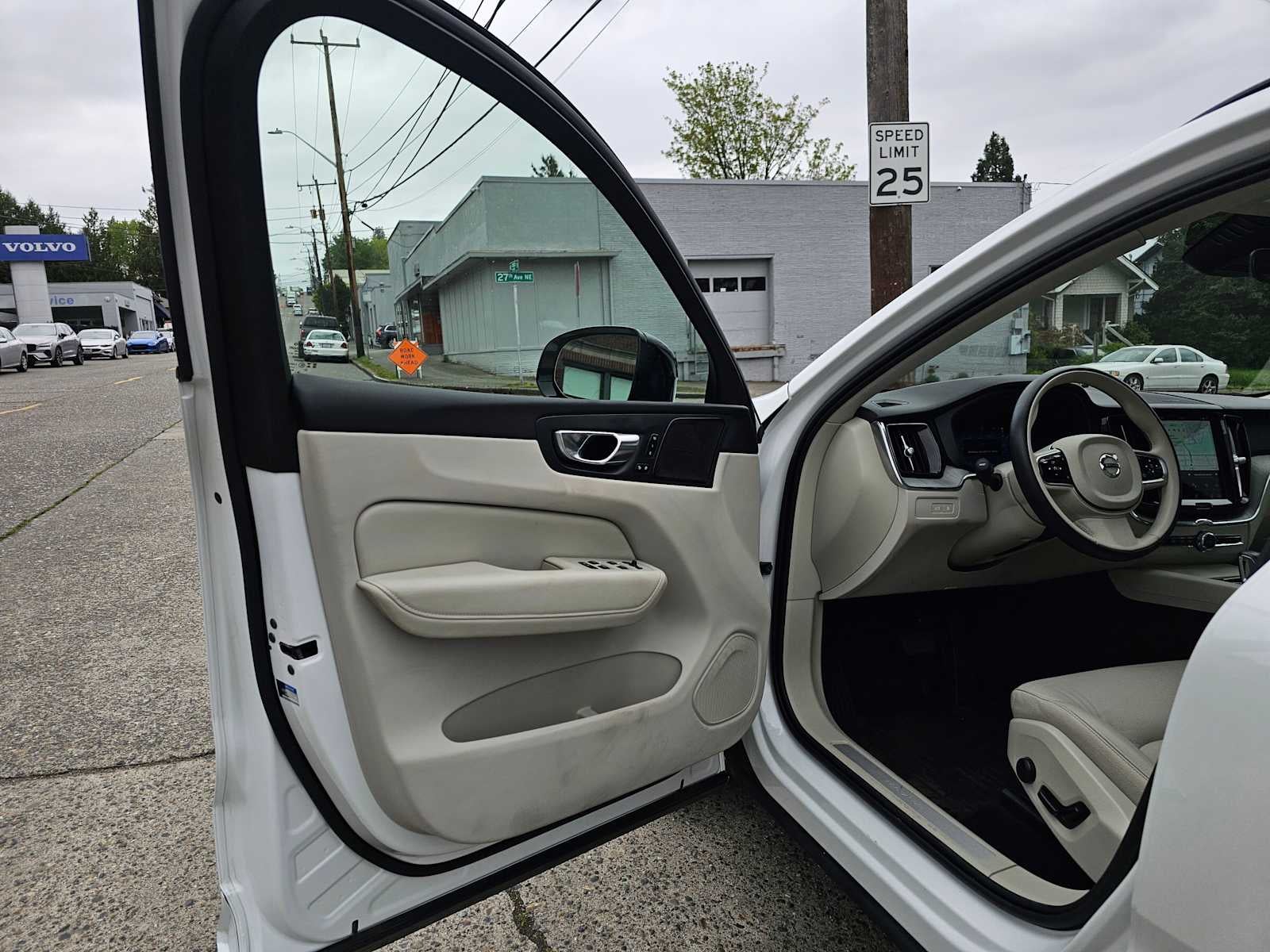 2023 Volvo XC60 Recharge Plug-In Hybrid Plus Dark Theme