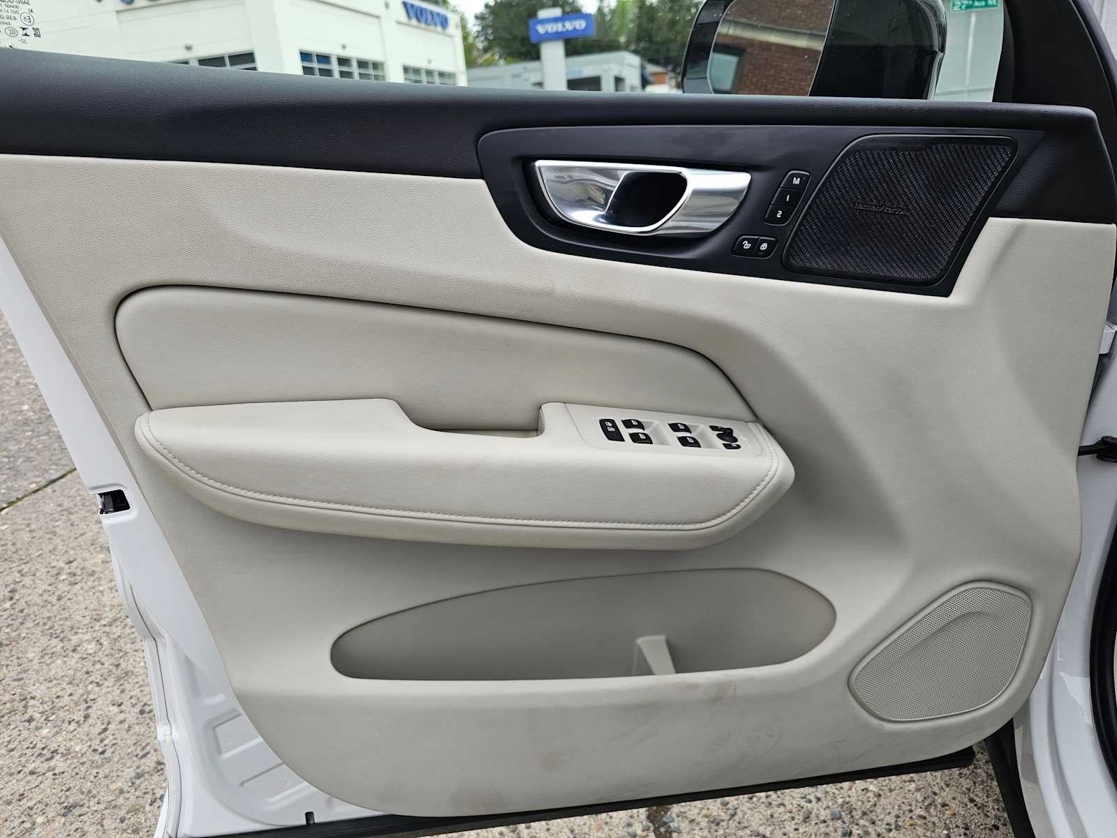 2023 Volvo XC60 Recharge Plug-In Hybrid Plus Dark Theme