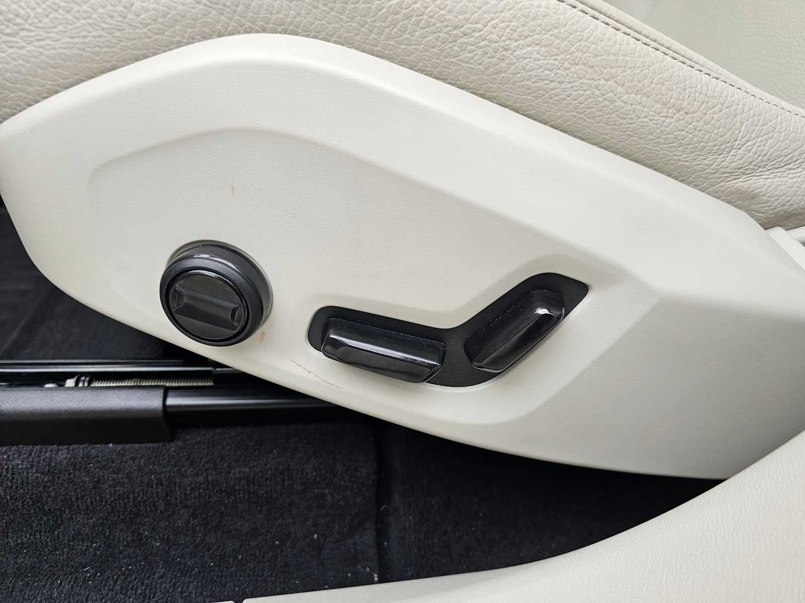 2023 Volvo XC60 Recharge Plug-In Hybrid Plus Dark Theme