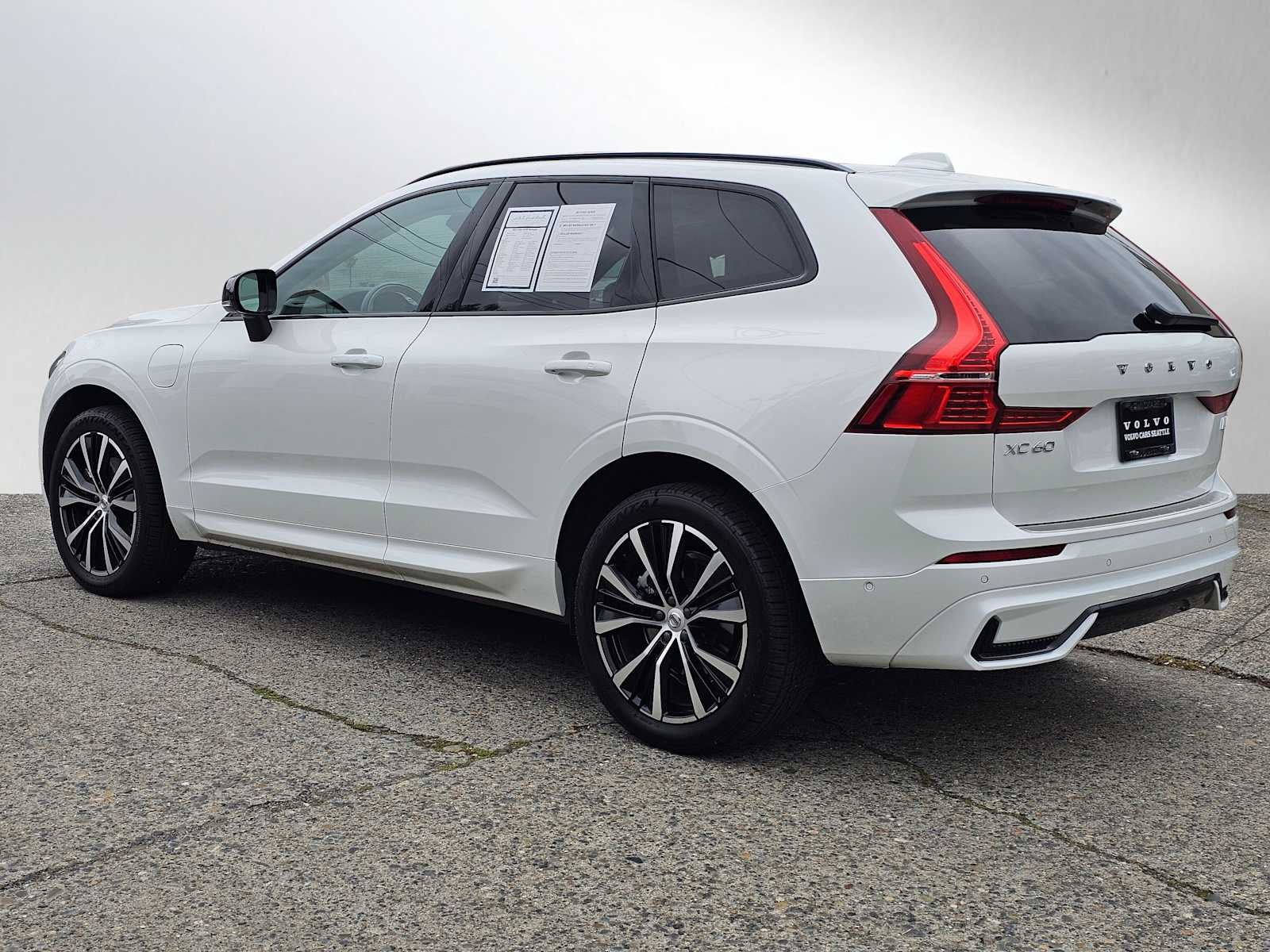 2023 Volvo XC60 Recharge Plug-In Hybrid Plus Dark Theme