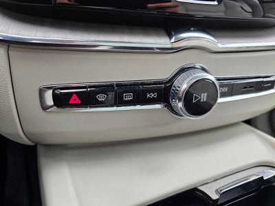 2023 Volvo XC60 Recharge Plug-In Hybrid Plus Dark Theme