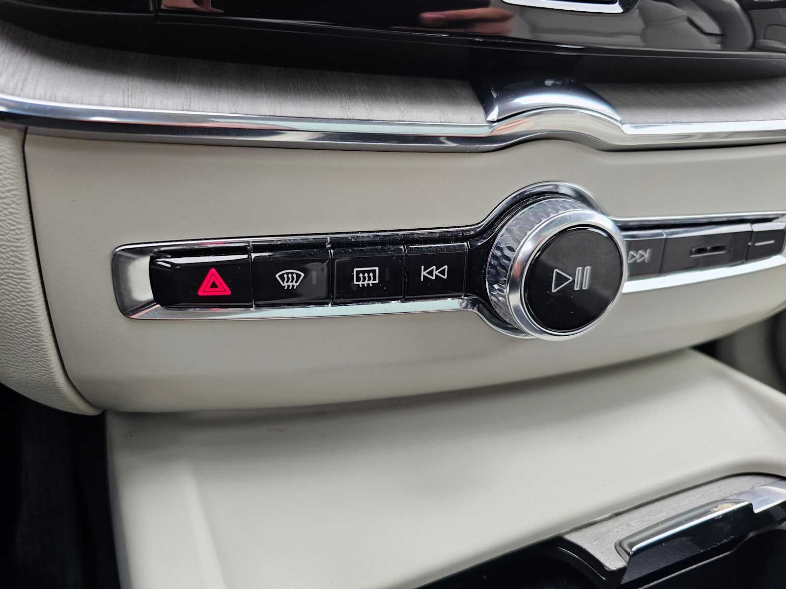 2023 Volvo XC60 Recharge Plug-In Hybrid Plus Dark Theme