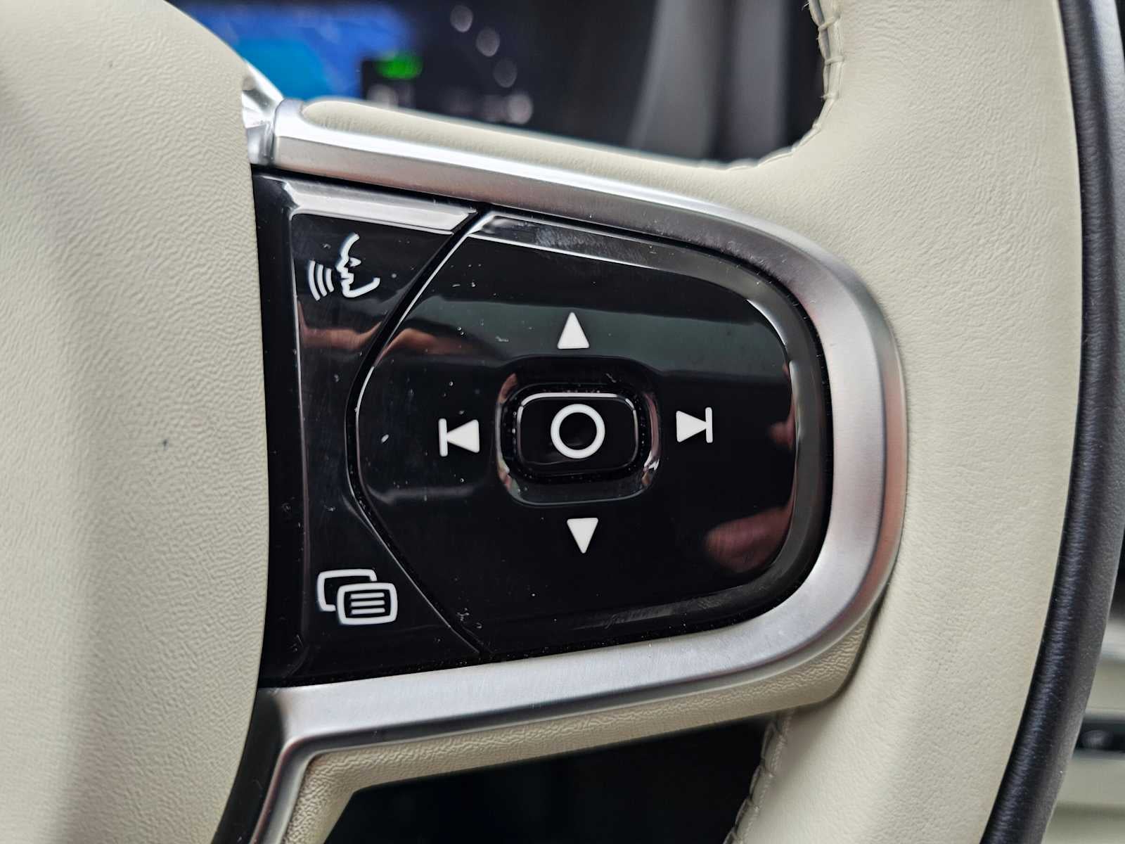 2023 Volvo XC60 Recharge Plug-In Hybrid Plus Dark Theme