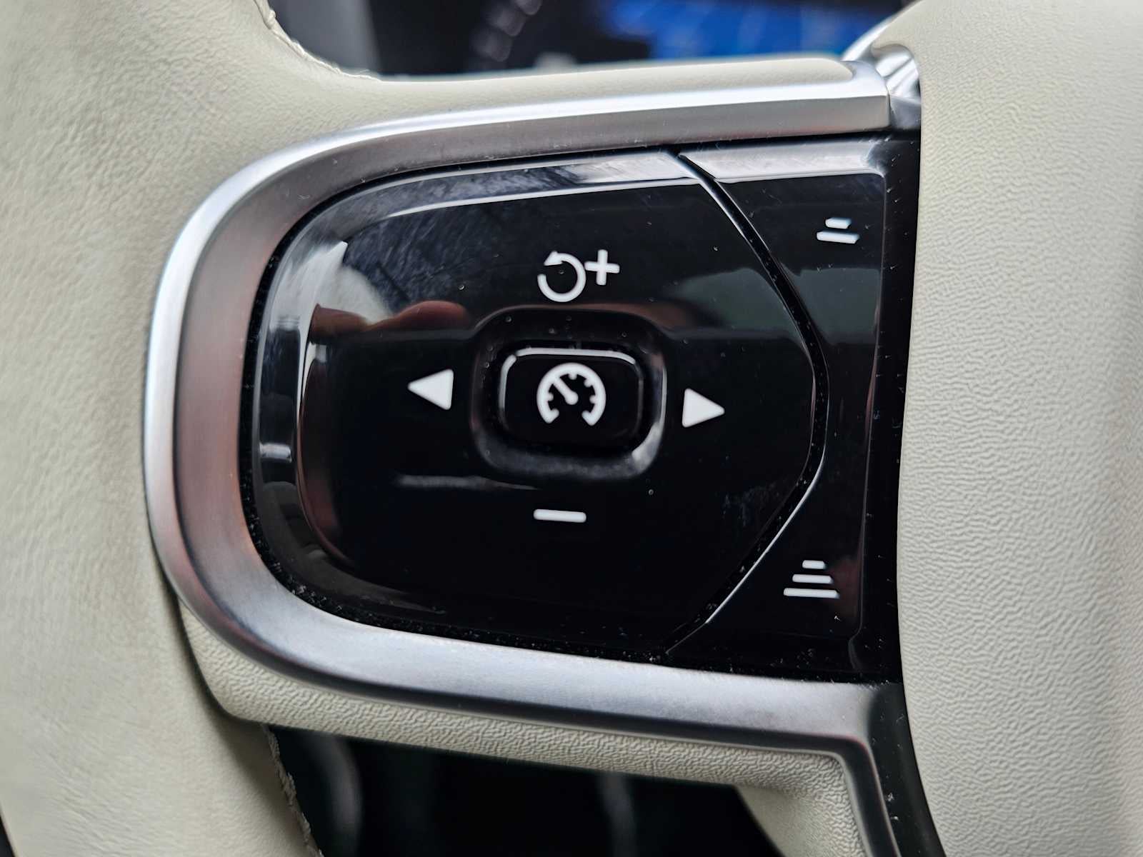2023 Volvo XC60 Recharge Plug-In Hybrid Plus Dark Theme
