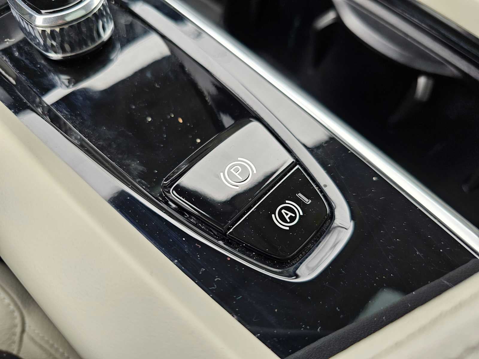 2023 Volvo XC60 Recharge Plug-In Hybrid Plus Dark Theme