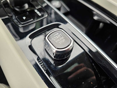 2023 Volvo XC60 Recharge Plug-In Hybrid Plus Dark Theme