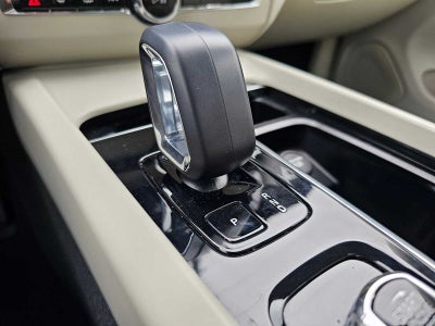 2023 Volvo XC60 Recharge Plug-In Hybrid Plus Dark Theme