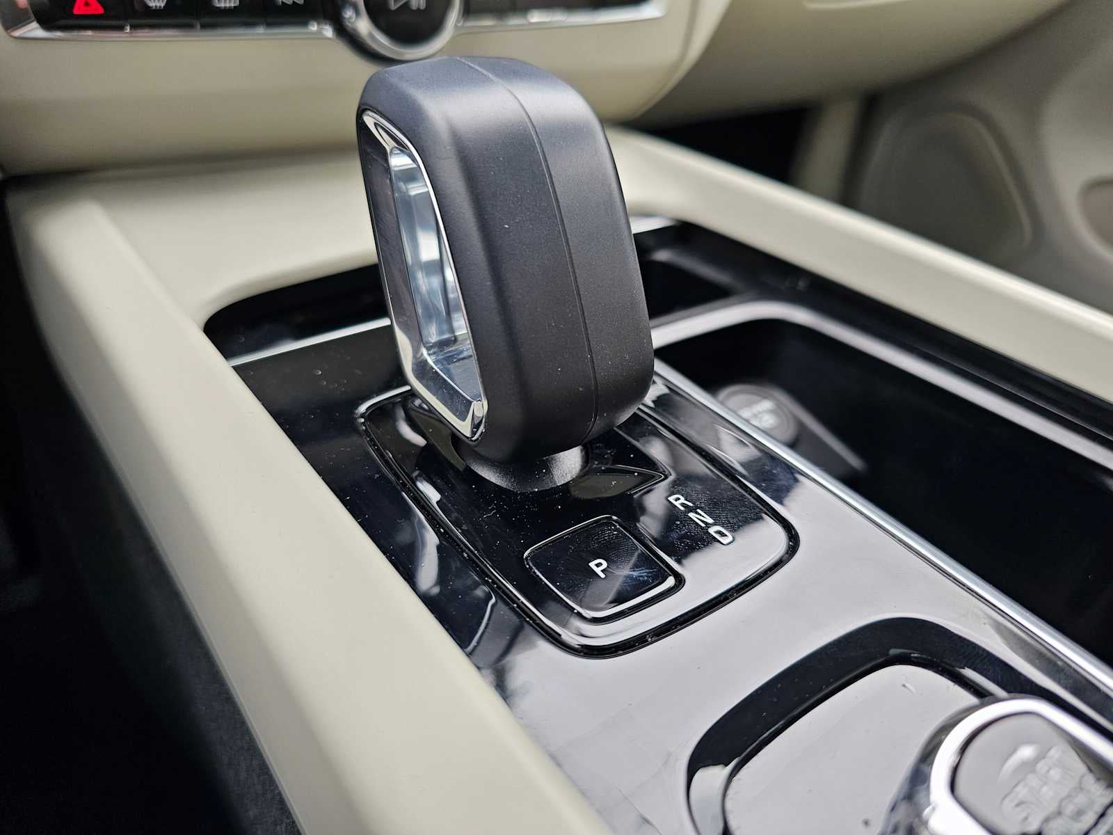 2023 Volvo XC60 Recharge Plug-In Hybrid Plus Dark Theme