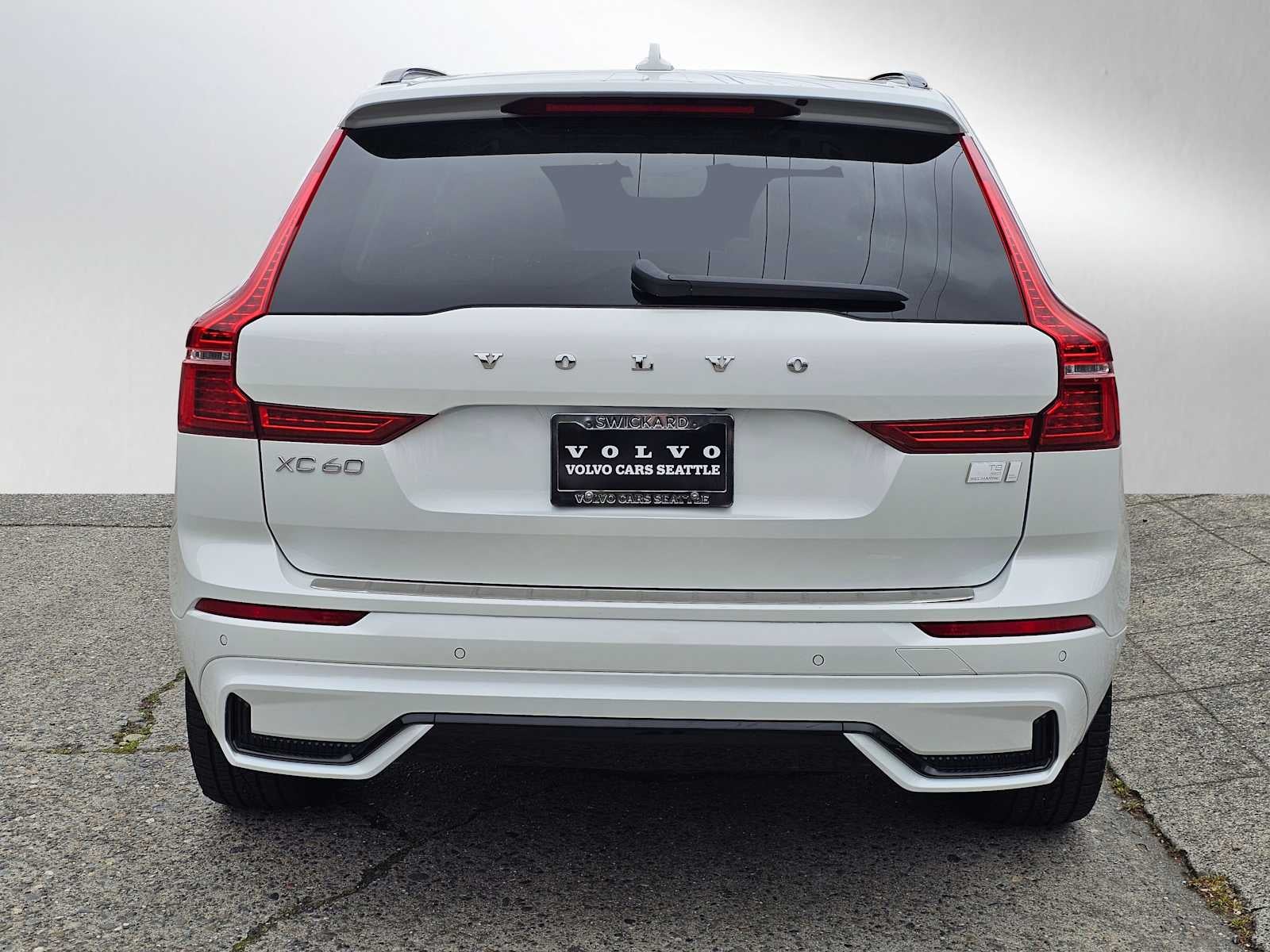 2023 Volvo XC60 Recharge Plug-In Hybrid Plus Dark Theme
