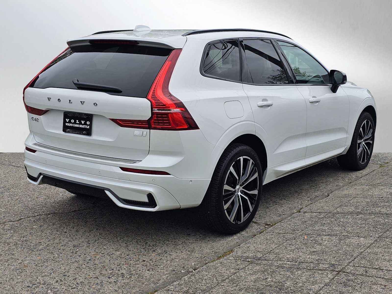 2023 Volvo XC60 Recharge Plug-In Hybrid Plus Dark Theme